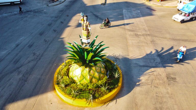 Monumento a Flor de Piña